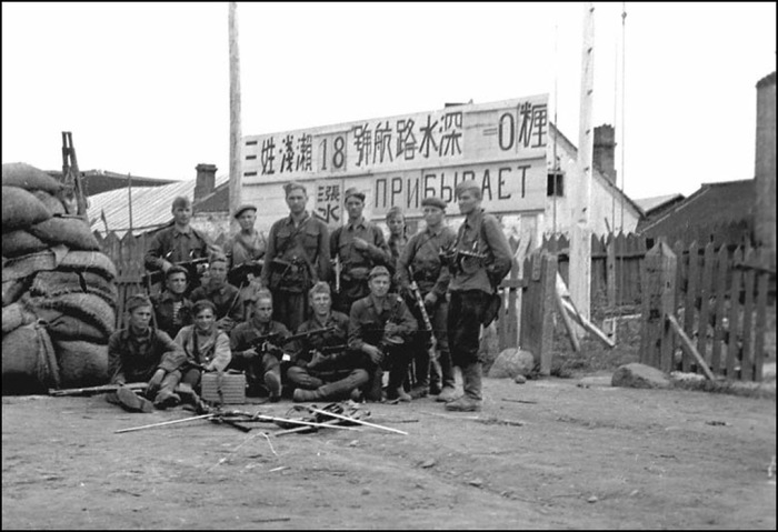 Разведчики отряда Героя Советского Союза капитана Кузнецова у японских знамен. Корея, 1945 год. 