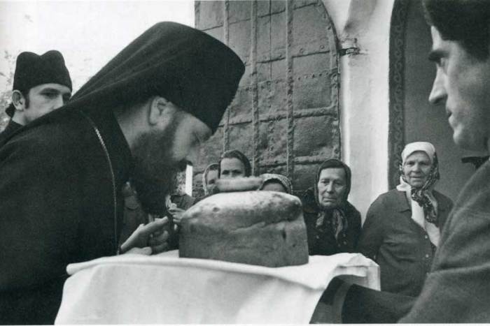 Встреча православного архиепископа хлебом-солью. СССР, 1960-е годы.