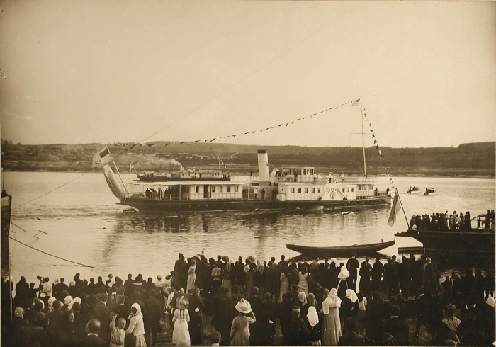 Жители города провожают пароход Межень, на борту которого императорская семья отбывает из города.