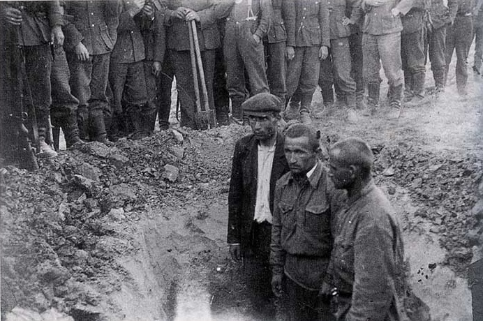 Советские пленные перед расстрелом в 1941 году. 