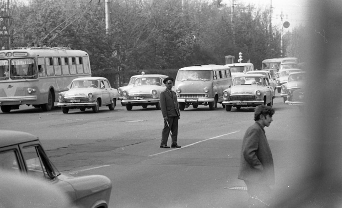 Сотрудник ГАИ, работающий регулировщиком на улице. СССР, Москва, 1971 год.
