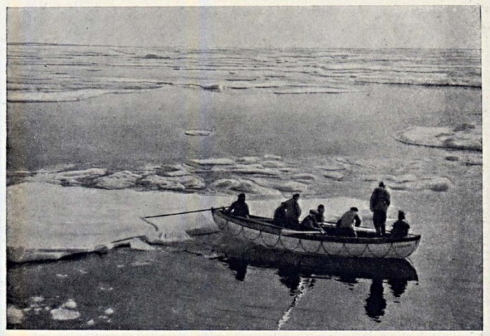 Челюскин около берегов острова Уединения. 24 августа 1933 года. 