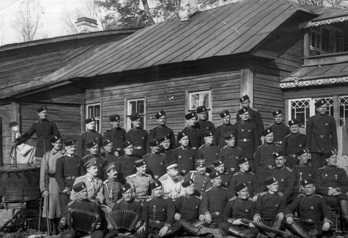Группа гвардейских стрелков перед учениями в 1908 году. 