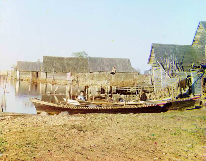 Лодка на берегу озера Селигер.