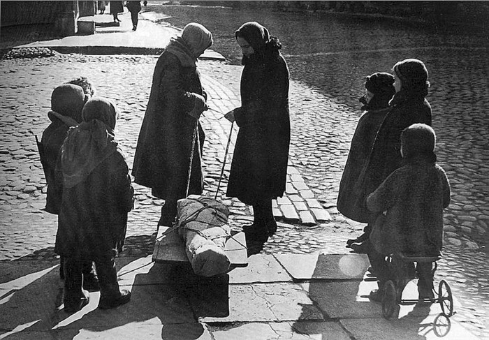 Погибший в блокаде ребенок. СССР, Блокада Ленинграда, 1941 год.