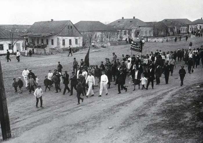 Первомайская демонстрация в колхозе. СССР, Криворожье, 1929 год.