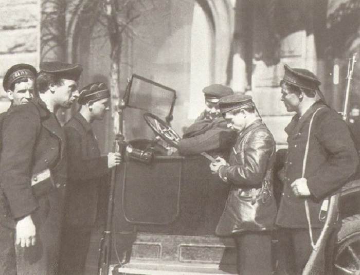 Проверка документов на дороге. Петроград, 1918 год.