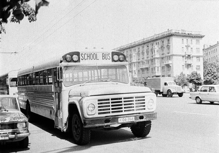 Школьный автобус рядом с посольством США в Москве.