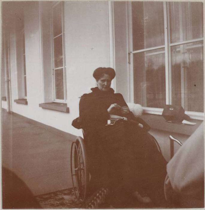 Императрица в коляске на балконе Александровского дворца.