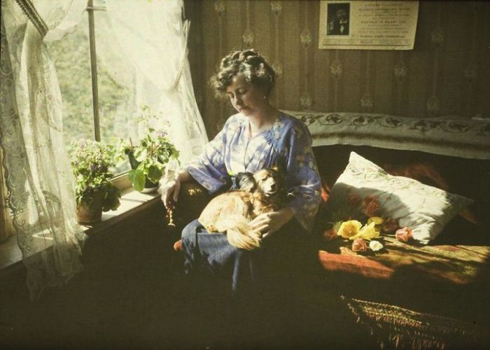 Женщина с любимой собакой, 1910 год.