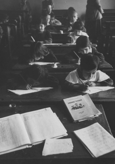 Дети, пишущие диктант на уроке в одной из школ Самарканда. СССР, 1959 год.