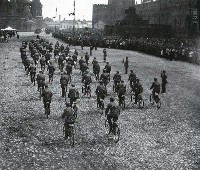 Военный парад на Красной площади. СССР, Москва, 1924 год.