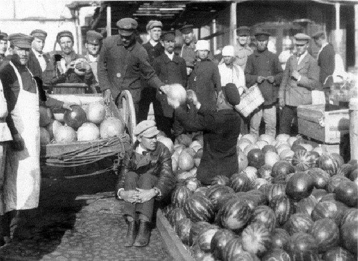 Торговля арбузами в Апраксином дворе. Ленинград, 1924 год.