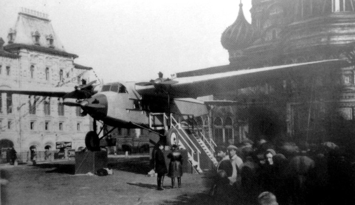 Ближнемагистральный трёхдвигательный самолёт на Красной площади. СССР, Москва, 1929 год.