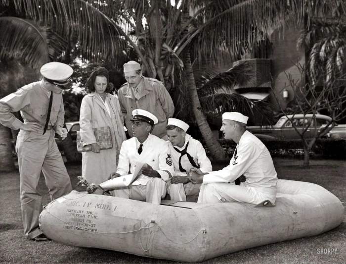 Военные моряки на сухопутных испытаниях надувной лодки в 1942 году.