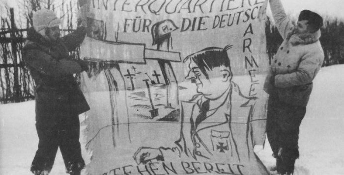 Военнослужащие немецкой армии демонстрируют захваченный пропагандистский наглядный материал Красной Армии с изображением Гитлера и надписью на немецком языке: «Winterquartiere f&#252;r die deutsche Armee stehen bereit» 
