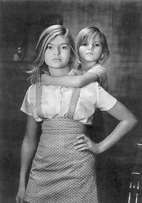 Сестры. Фотограф Нина Свиридова и Дмитрий Воздвиженский, 1975 год. 