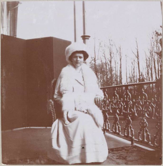 Великая княгиня Татьяна на балконе дворца.