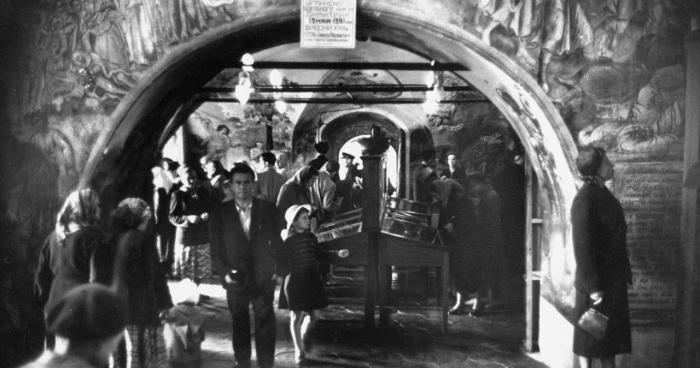 Посетители в 600-летней церкви монастыря в Угличе. 1958 год.