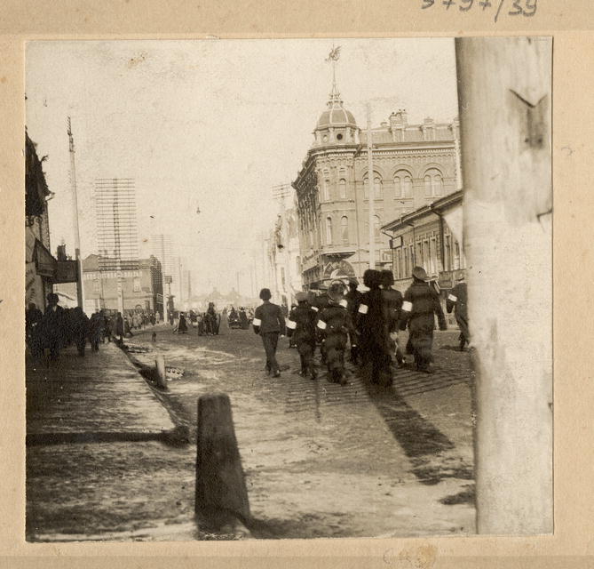 Развод патрульных милиционеров по улицам города. Томск, 5 марта 1917 года.