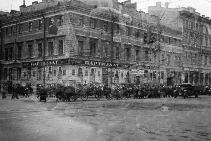  Похоронная процессия на проспекте. СССР, Ленинград, 1935 год.