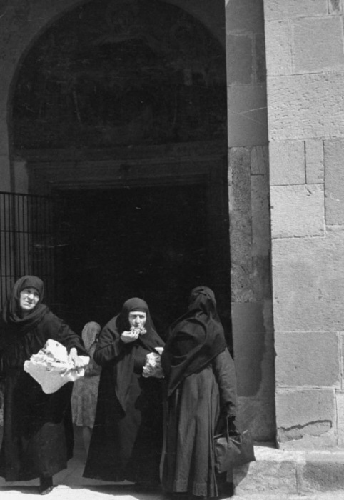 Монахини возле церкви в Мцхета.