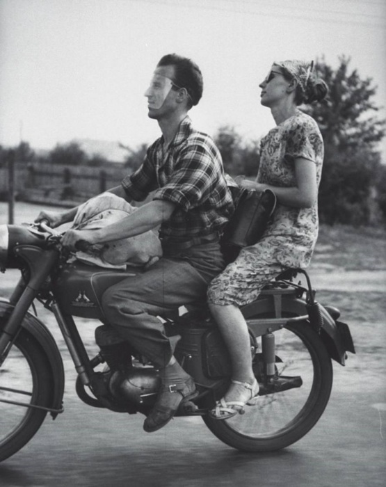 Мужчина и женщина, едущие на мотоцикле с рынка. СССР, Киев, 1960 год.