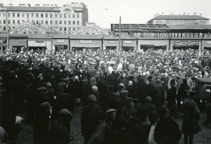 Толпы людей на Сенной площади. СССР, Ленинград, 1935 год.