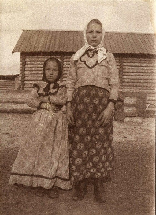 Крестьянки из деревни Ярки в праздничной одежде. Енисейский уезд, 1911 год.