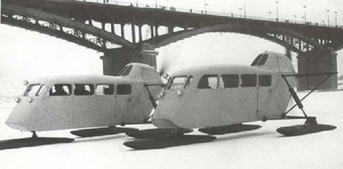 Аэросани на льду Волги у Канавдинского моста. Середина 1930-х годов.