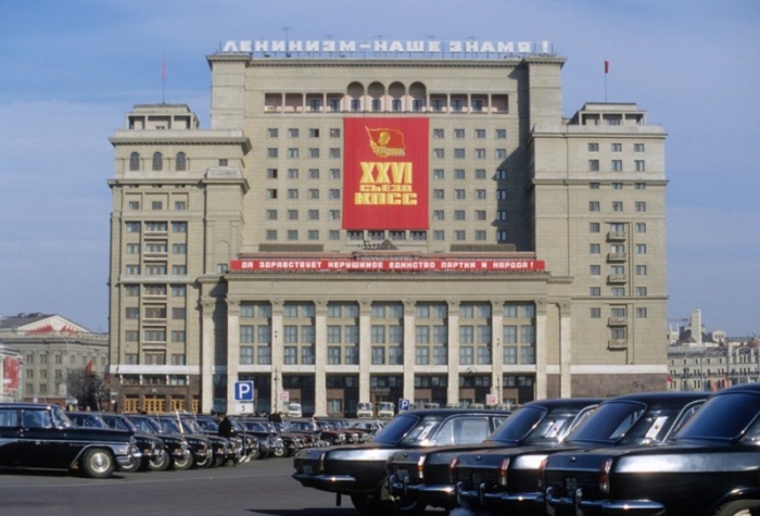 Вид на гостиницу Москва со стороны парковки.