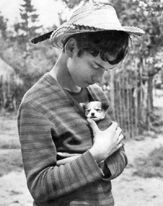Мальчик со щенком. Фотограф Анджей Богуш, 1968 год. 
