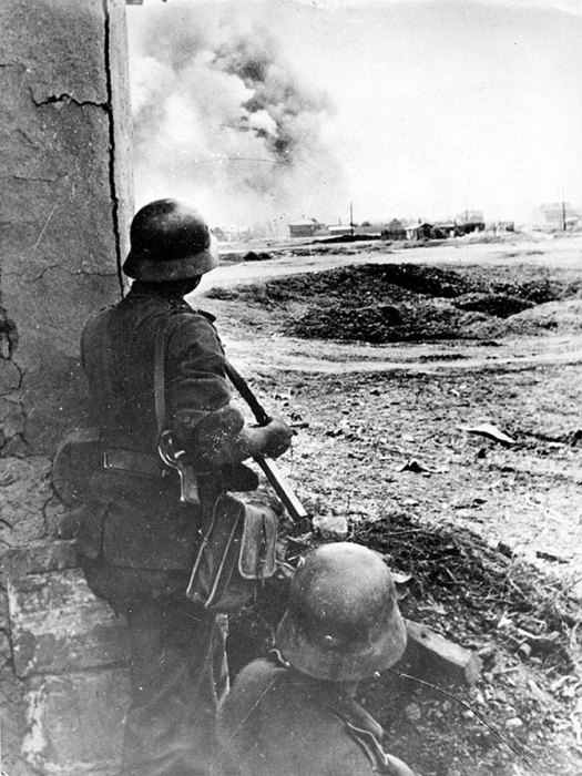 Немецкие солдаты наблюдают за артиллерийским обстрелом советских позиций в Сталинграде.