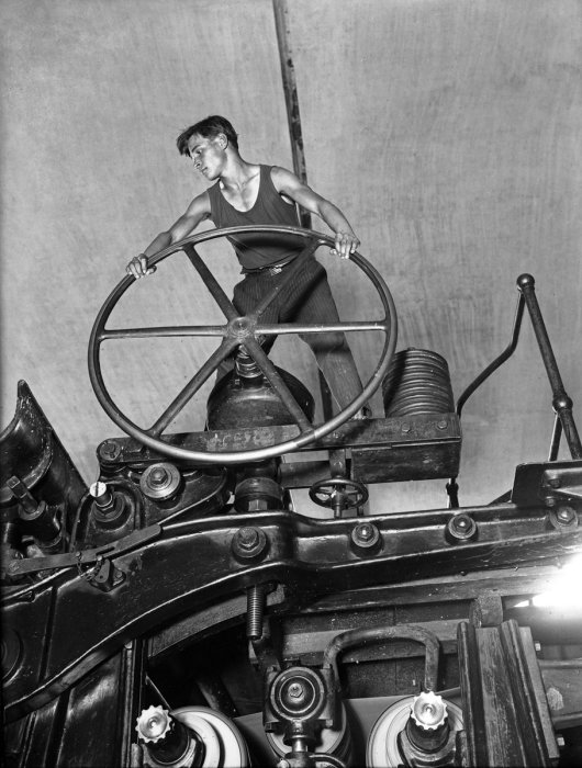 Комсомолец за штурвалом бумагоделательной машины. Балахна, 1929 год.