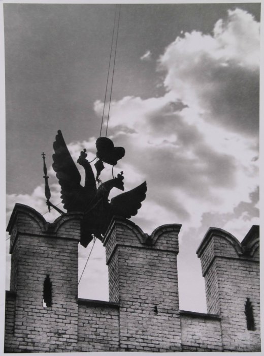 Снятие орлов с кремлевской башни в 1935 году.