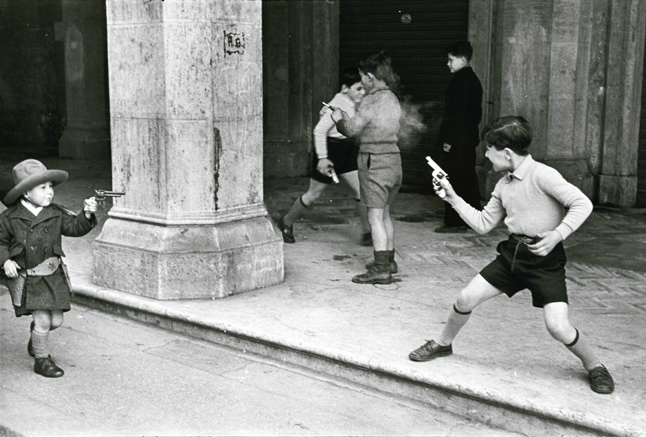 Дети, играющие в ковбоев. Италия, Рим, 1951 год.  