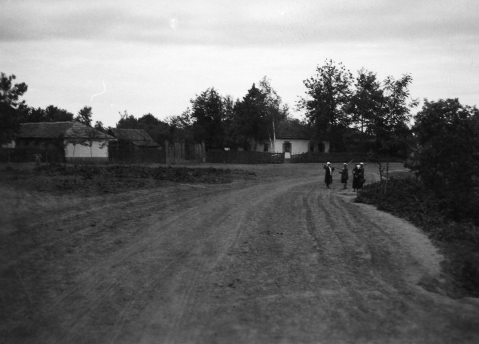 Женщины, стоящие на дороге в селе. СССР, 1935 год.