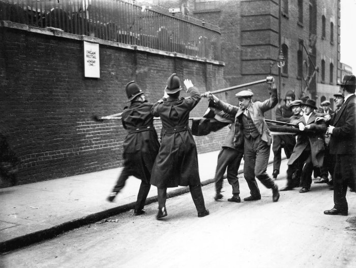  Вооружённые коммунисты, борются с полицией во время демонстрации против безработицы. Лондон, Тауэр-Хилл, 6 марта 1930 года.