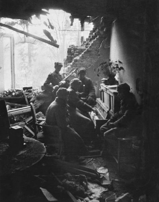 Игра на пианино в разрушенном от бомбёжек здании в 1945 году. 