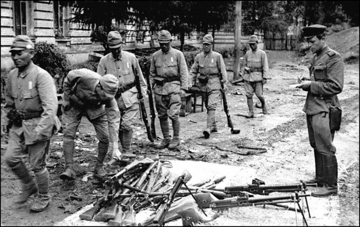Солдаты японской армии сдают оружие. 2-й Дальневосточный фронт, 28 августа 1945 года.