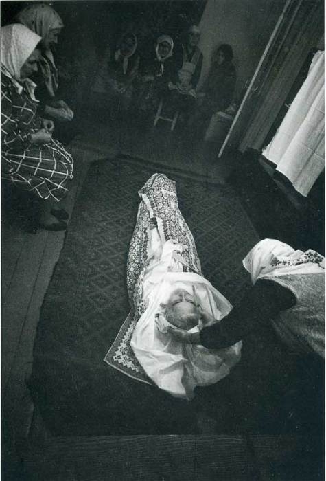 Облачение усопшего и подготовка к положению его тела в гроб. СССР, 1970-е годы.