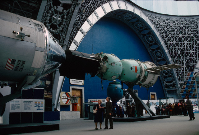 Один из павильонов Всесоюзной сельскохозяйственной выставки. СССР, Москва, 1987 год.