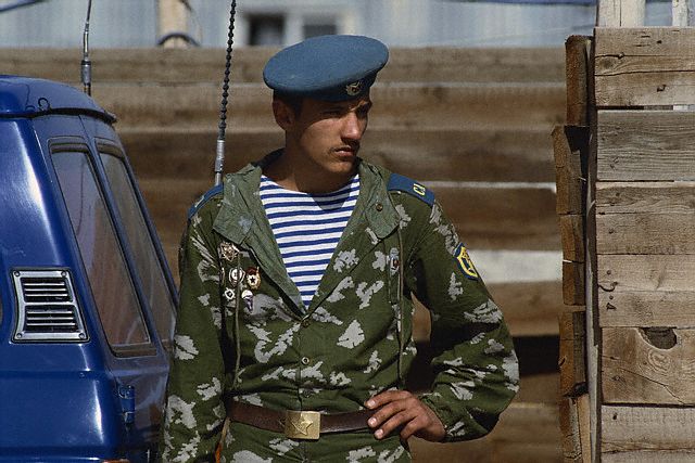Советский десантник в Кабуле в 1988 году. 