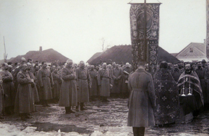 Освящение знамени и молитва за солдат перед боем в чехословацкой воинской части Российской армии.