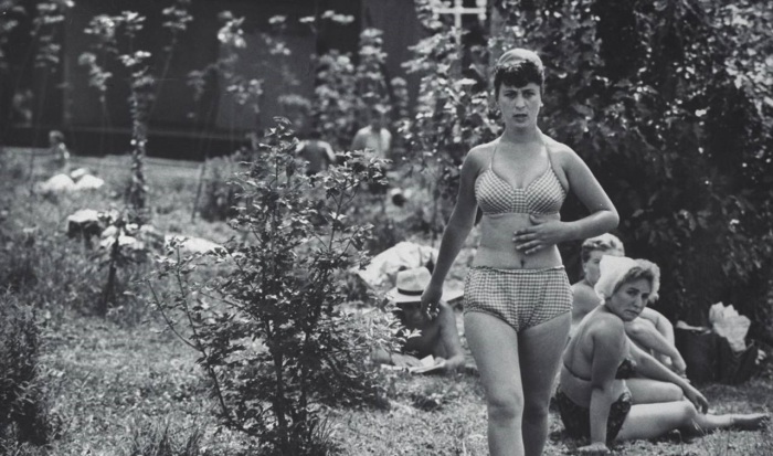 Женщина, идущая купаться во время отдыха на реке. СССР, Винница, 1960 год.