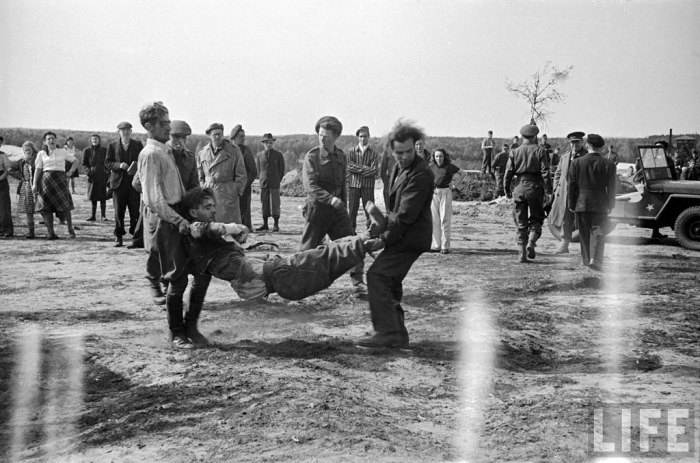 Немецкий солдат потерял сознание, когда помогал складывать тела мертвых заключенных.