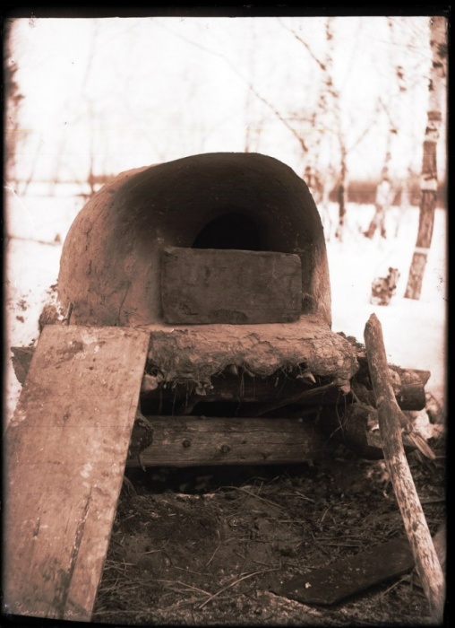  Уличная глиняная печь. Ханты-Мансийский автономный округ, Нижневартовский район, село Ларьяк, 1913 год.