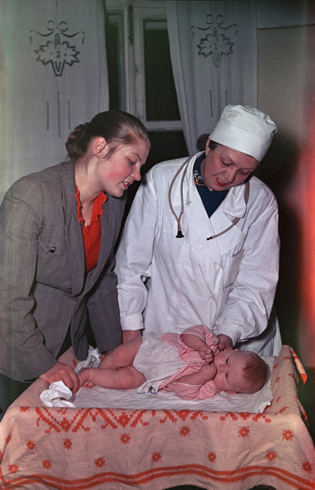 Молодая мать на консультации у педиатра.  Фото: Semyon Osipovich Friedland.