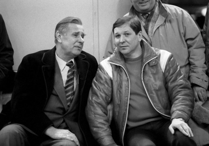 Легендарный вратарь Лев Яшин и олимпийский чемпион по хоккею с шайбой Александр Мальцев, 20 апреля 1985 года. Фото Игоря Уткина.