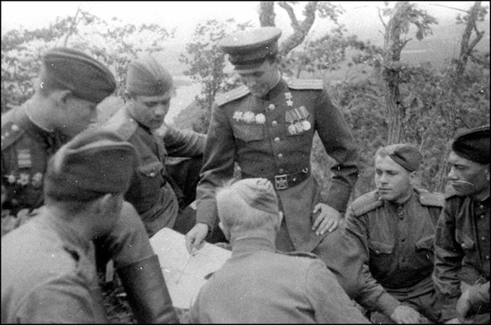 Герой Советского Союза, командир полка 63-й стрелковой дивизии 5 Армии майор Губкин с офицерами у карты боевых действий. Маньчжурия, август 1945 года.